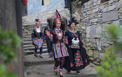 贵州云峰屯堡“村T”大秀上演：时尚跃动六百年古巷  民族共绘融合新画卷